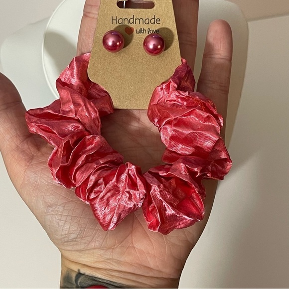 Handmade Pink Stud Earrings and Satin Pink Scrunchie
Set, Hypoallergenic… - Picture 4 of 4